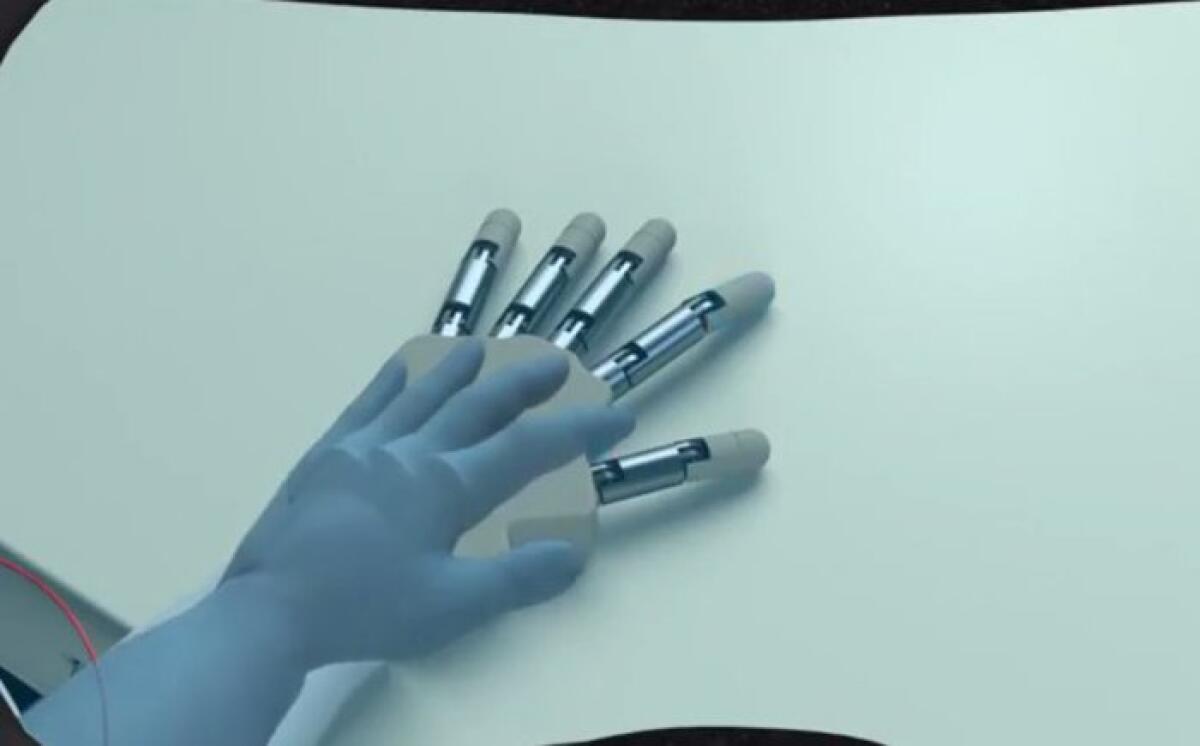 Sentire la mano artificiale come propria grazie alla realtà virtuale - Sentire la mano artificiale come propria grazie alla realtà virtuale
Credits: Politecnico di Losanna (EPFL)