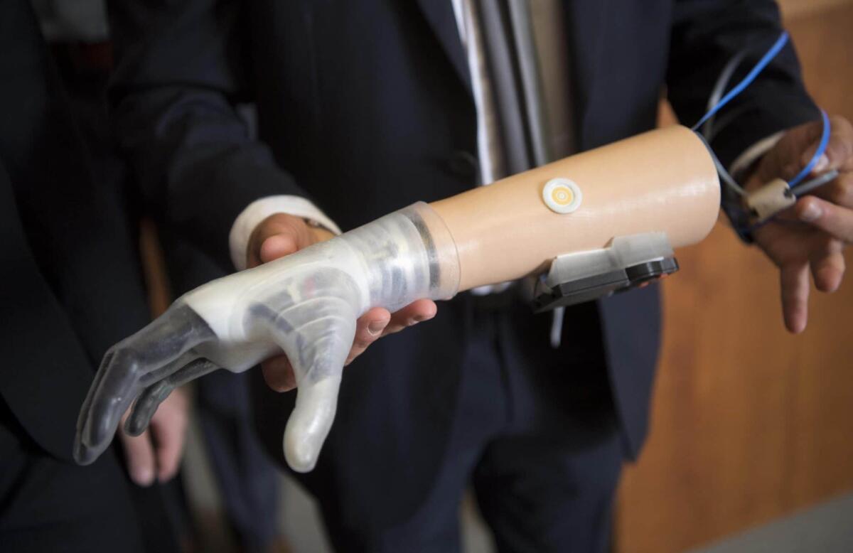 Hannes: la nuova mano bionica di INAIL e IIT - PH: huffingtonpost.it