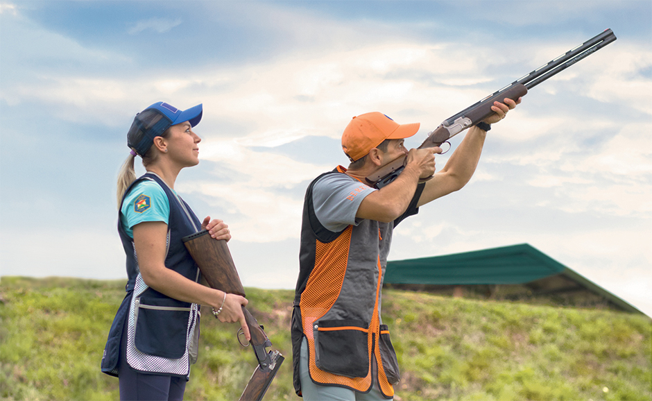 Foto di due atleti mentre si allenano con i fucili Beretta.
