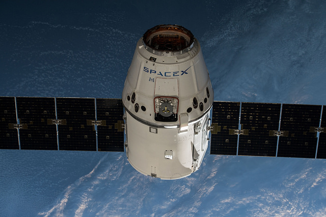 Capsula Dragon in viaggio verso l'ISS. Credits: www.newsspaceflight.com