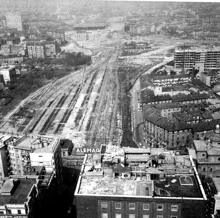Lavori di smantellamento della stazione di Porta Nuova, area poi rimasta così e occupata da un luna park. PH: wikipedia.it
