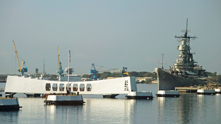 La USS Missouri ormeggiata come nave museo e l'Arizona MemorialPH: cnet.com