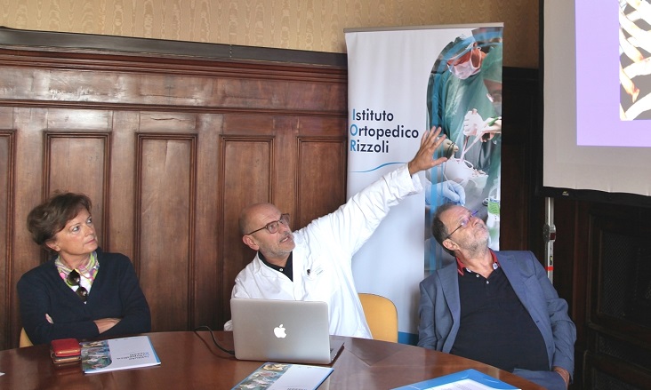 Un'immagine dalla conferenza stampa: Maria Paola Landini, direttrice scientifica, il Dr. Michele Rocca e il direttore generale Mario Cavalli.Credits: Istituto ortopedico Rizzoli