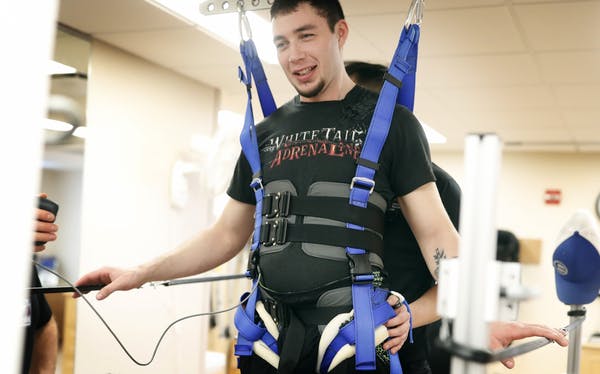 Il volto commosso di Jered Chinnock, che riesce a stare in piedi dopo 4 lunghi anni di paraplegia              PH: startribune