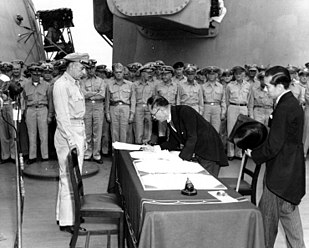 Il Ministro degli Esteri giapponese, firma la resa dell'Impero Giapponese PH: wikipedia.org