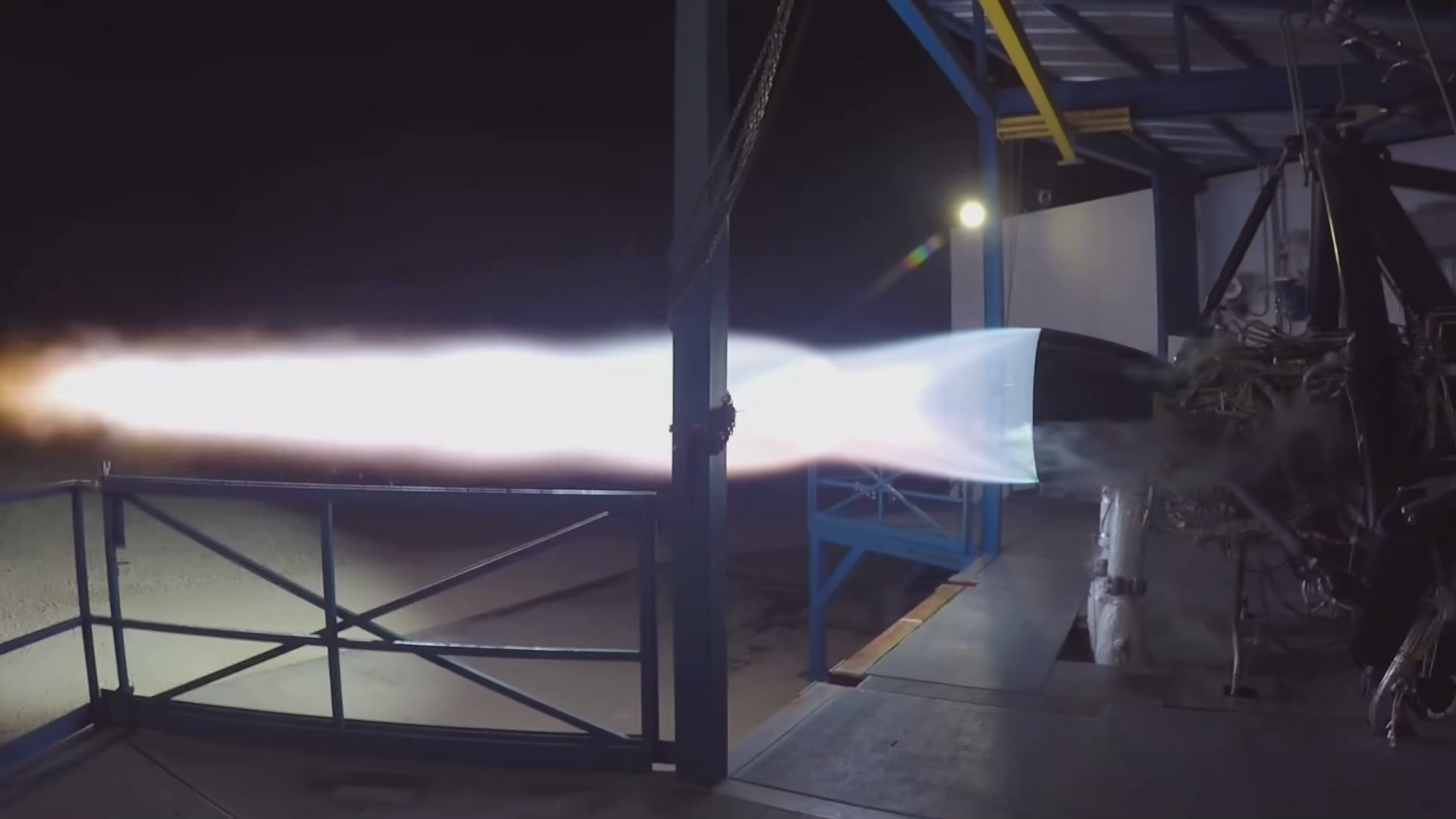 Motore Raptor durante uno static fire test. Credits: SpaceX