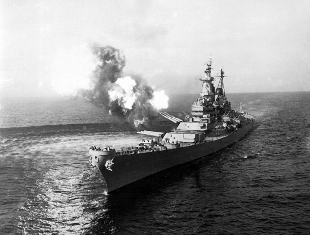 La USS Missouri spara contro le postazioni nemiche durante la Guerra di CoreaPH: wikipedia.org