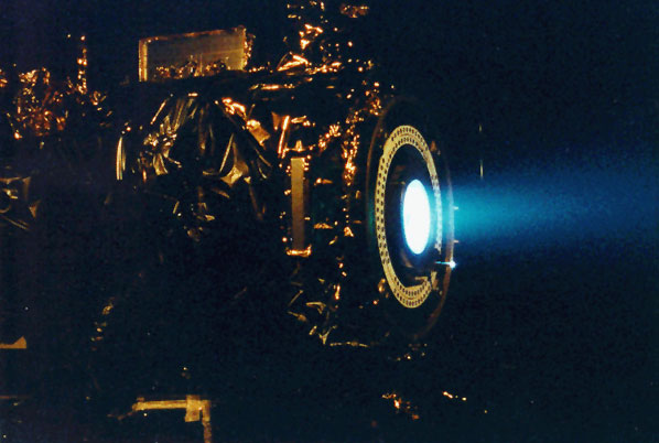 Hot Fire Test del sistema a propulsione ionico. Credits: NASA/JPL.