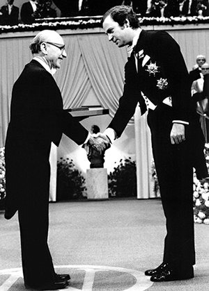Friedman riceve il Nobel dalle mani di Re Carlo XVI Gustavo di Svezia