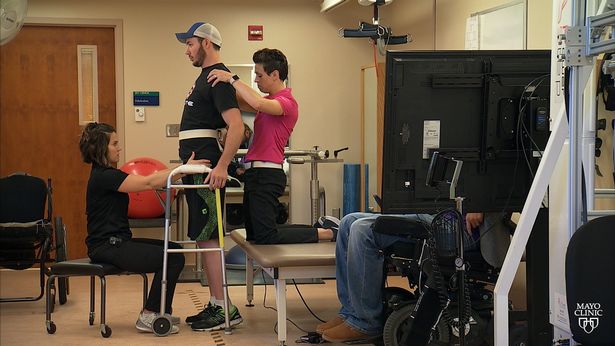 Il paziente riesce a stare in piedi con il solo supporto di un deambulatore, nelle settimane successive di terapia riabilitativa PH: mirror.it