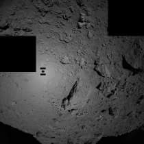 Ombra della sonda sulla superficie dell'asteroide. Credits: JAXA.