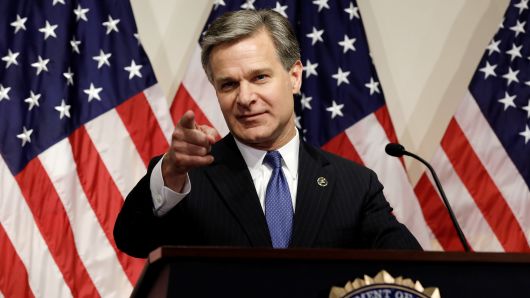 Il direttore dell'FBI, Christopher Wray, svia le domande sull'hack. Credits: cnbc.com