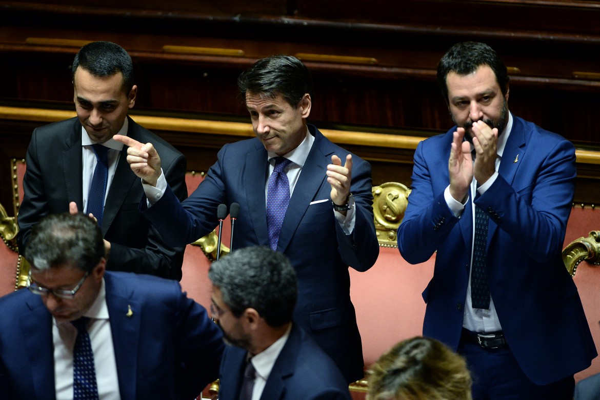 Il Presidente del Consiglio Giuseppe Conte vicino ai due vice, Matteo Salvini e Luigi Di Maio