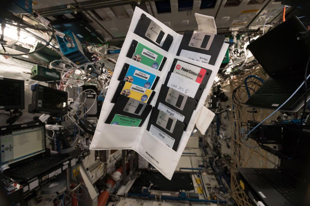 Reliquie tecnologiche nello spazio: ritrovati floppy disk sull'ISS - Credits: Alexander Gerst on Twitter