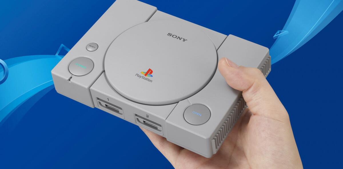 Sony: micro PlayStation in arrivo a Dicembre - Sony lancia PlayStation Classic, una copia (più piccola) della storica console. Credits: everyeye.it