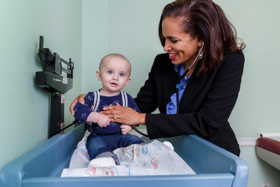 Una pediatra esamina il battito cardiaco di un bambino al Childen's Medical Center in Washington, D.C. Photo: Stephen Bobb/Children's National Medical Center
