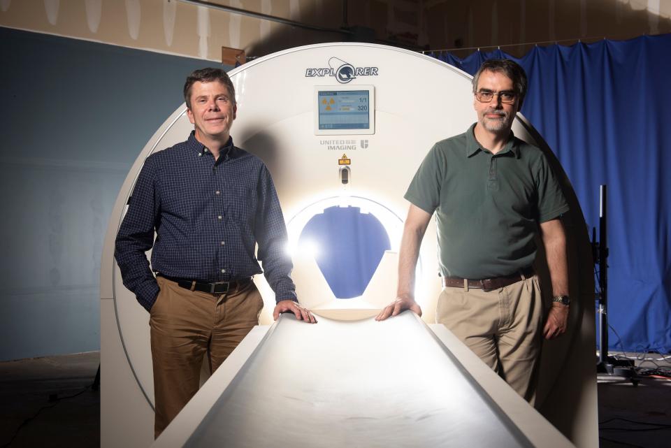 Simon Cherry (a sinistra) e Ramsey Badawi con il prototipo di EXPLORER. Ph: Lisa Howard/UC Davis