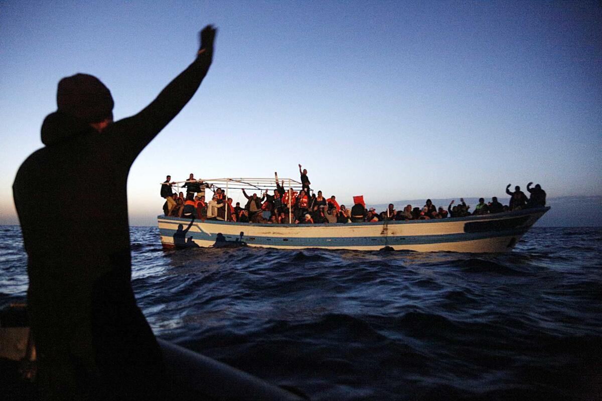 Costi e benefici dell'immigrazione: l'analisi di Boeri - An anphibious boat brings rescued a small boat carrying 267 migrants (56 underage) off the coast of a Libya  in Southern Mediterranean Sea to the ship Frigate Espero during the operation  'Mare Nostrum', 28 April 2014.
ANSA/GIUSEPPE LAMI