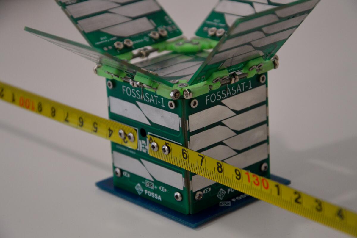FossaSat-1: il PocketQube sarà anche open source - FossaSat-1 con i nastri metallici dispiegati. Credits: Julian Fernandez on Twitter