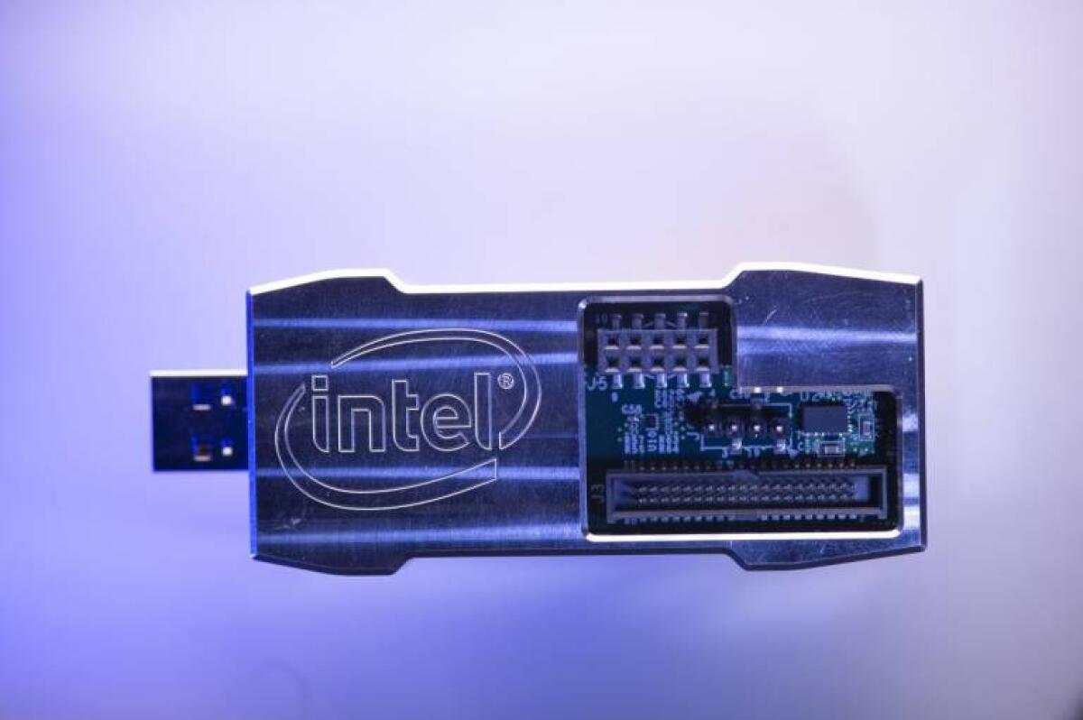 Loihi: chip Intel che imita il cervello - Kapoho Bay is Intel's codename for a a USB form factor based on the Loihi neuromorphic research chip system. Kapoho Bay provides a USB interface to Loihi, allowing access with peripherals. (Credit: Walden Kirsch/Intel Corporation)