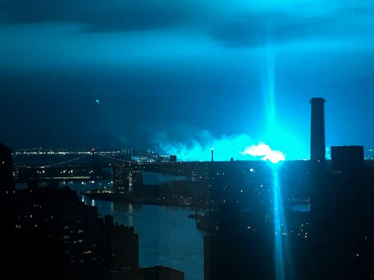 L'esplosione che ha illuminato il cielo di New York - nytimes.com