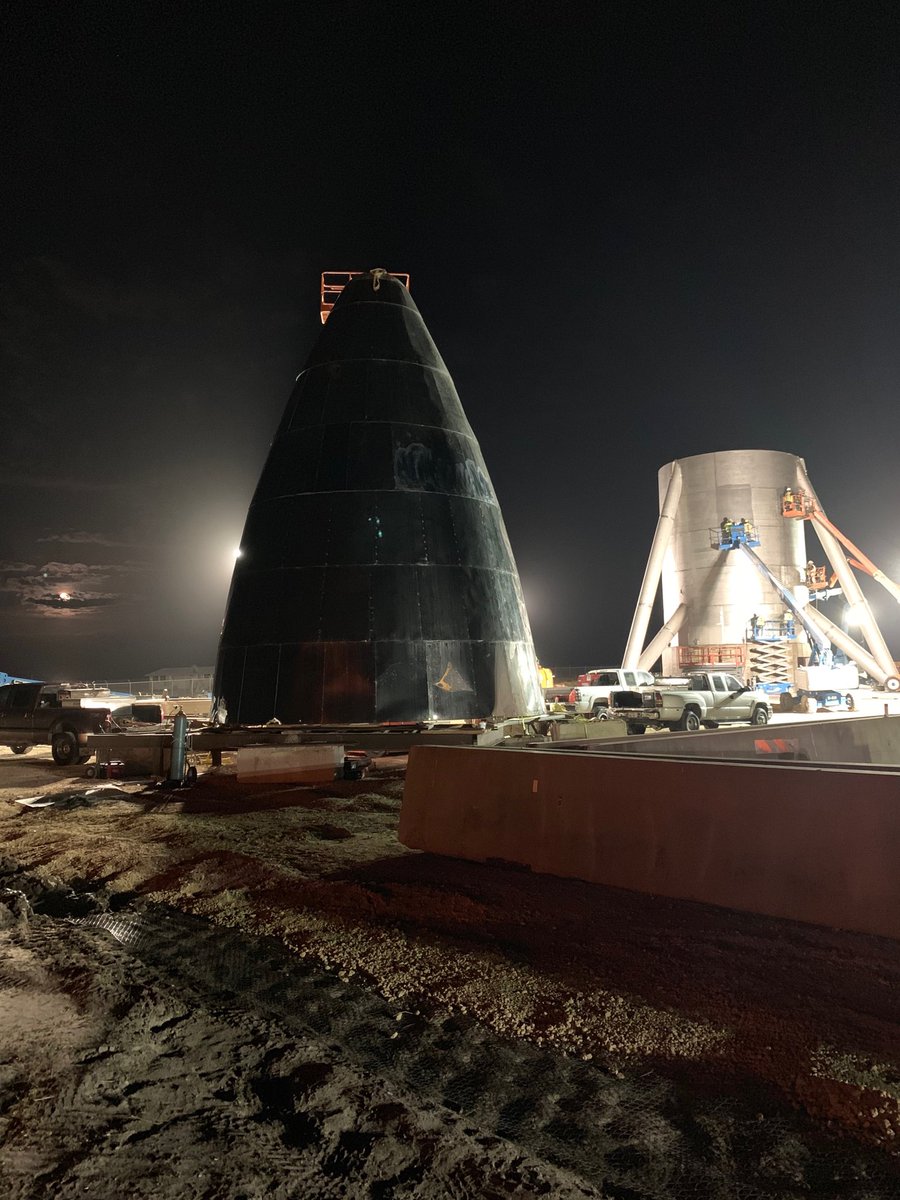 Starship in via di costruzione presso la struttura di collaudo in Texas. Credits: Elon Musk on Twitter
