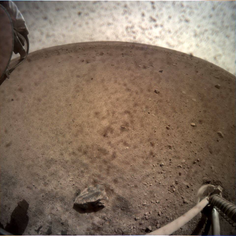 Tra le prime foto inviate da Insight. Credits: NASA