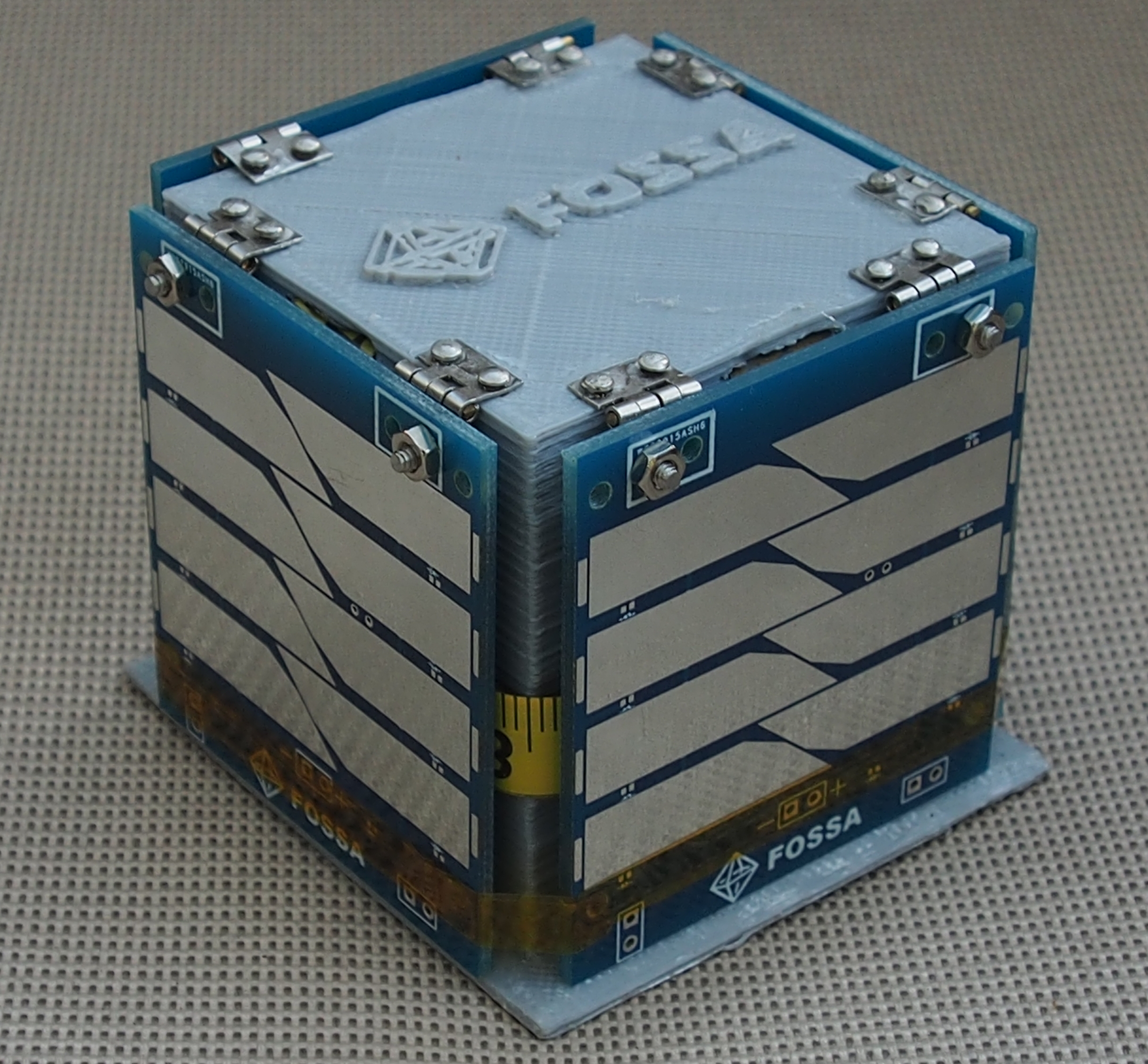 FossaSat-1 chiuso. Credits: FOSSA Systems