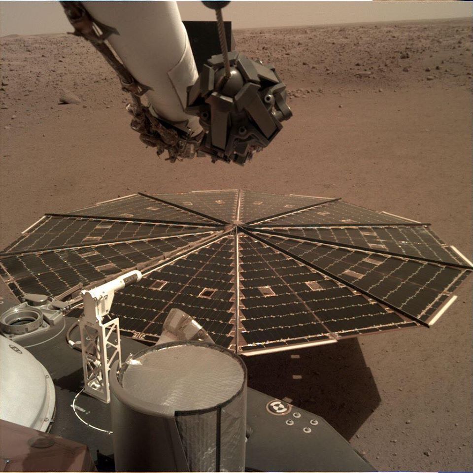 Vista del braccio robotico e del pannello solare del Lander. Credits: NASA