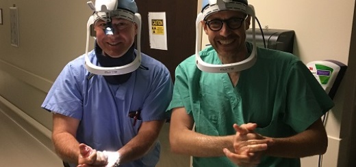 Il prof. Cesare Faldini (a destra) in occasione dell'intervento in Florida (USA) PH:insalutenews.it