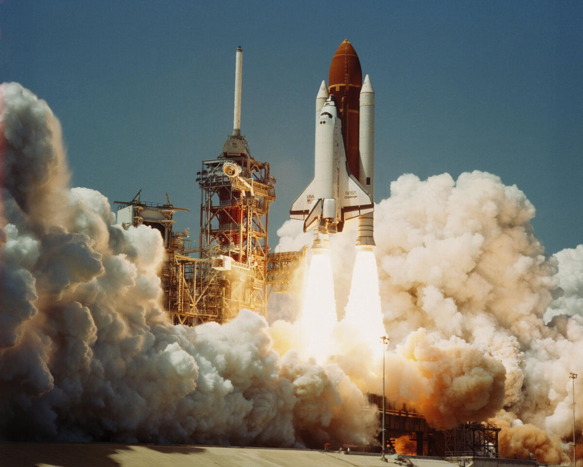 Disastro del Challenger: cos'è successo quel giorno - Space Transportation System Number 6, Orbiter Challenger, lifts off from Pad 39A carrying astronauts Paul J. Weitz, Koral J. Bobko, Donald H. Peterson and 
Dr. Story Musgrave.