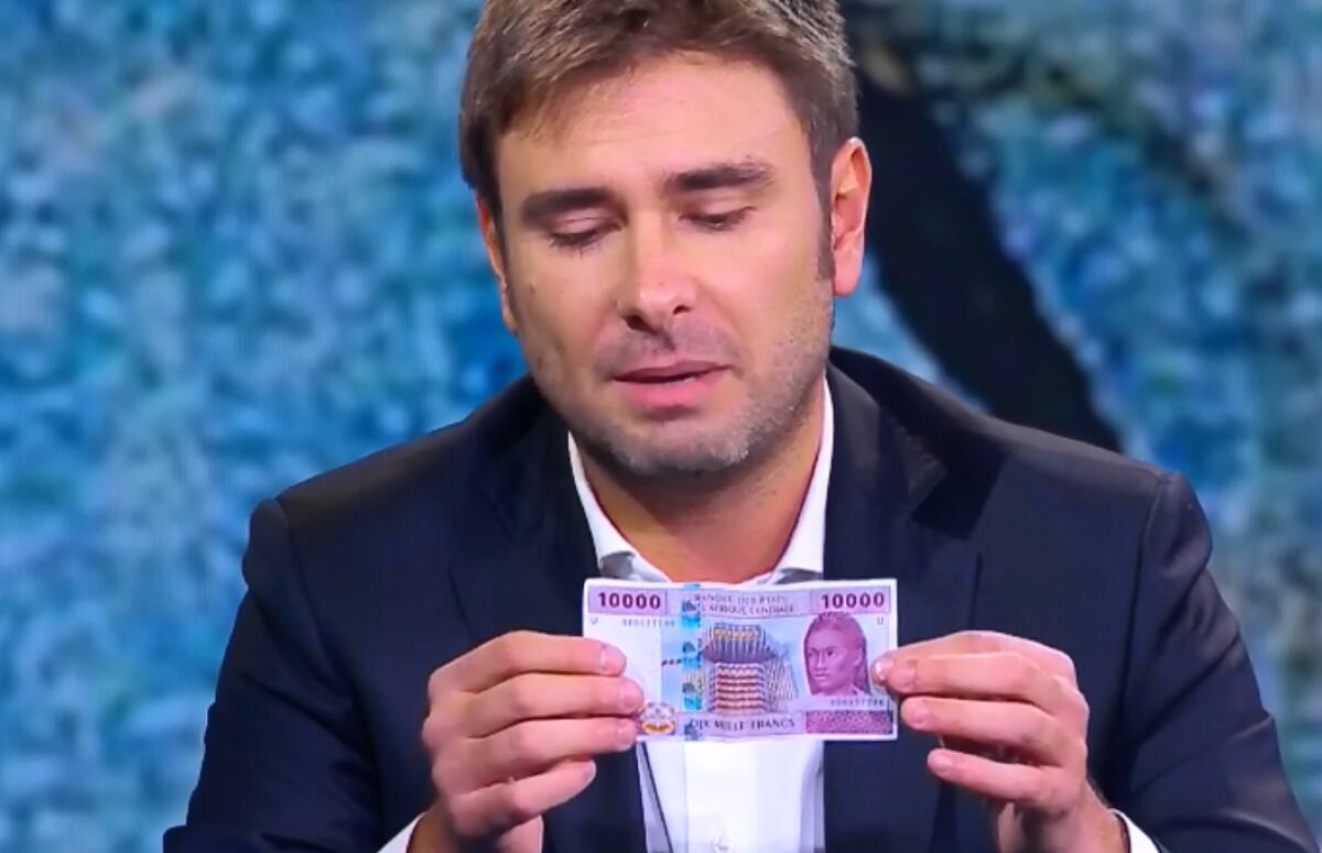 Franco CFA: cos'è e a cosa serve? - Alessandro Di Battista mentre mostra un fac simile del Franco CFA