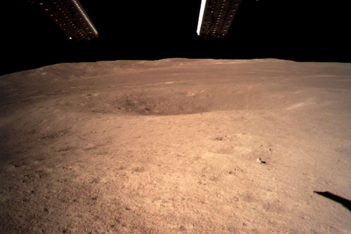 Chang'e-4: inizia l'esplorazione della faccia nascosta della luna - Prima immagine scattata dal lander Chang'e-4. Credits: CNSA