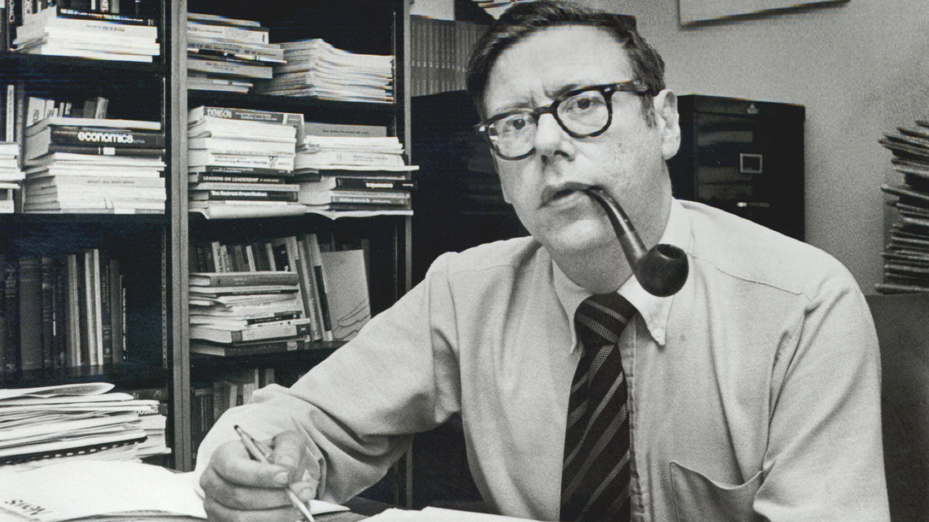 Melvin Arthur Okun, economista statunitense deceduto nel 1980.