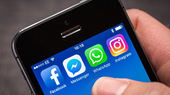 Un utente che utilizza tutte le app di proprietà di Facebook. Credits: www.thetimes.co.uk