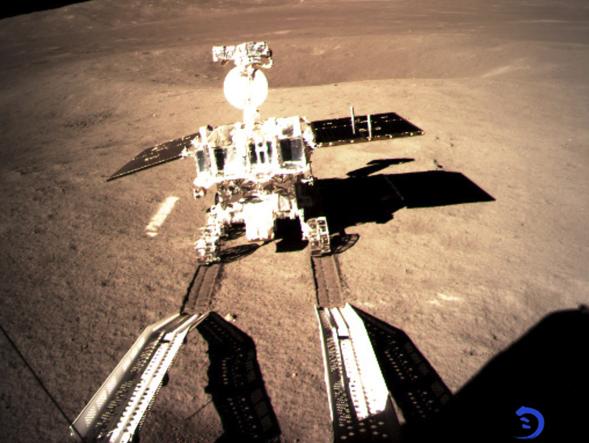 Il rover cinese Yutu 2 lascia le prime impronte sulla faccia nascosta della Luna il 3 gennaio 2019, dopo essere uscito dal lander di Chang'e-4. Credits: CNSA