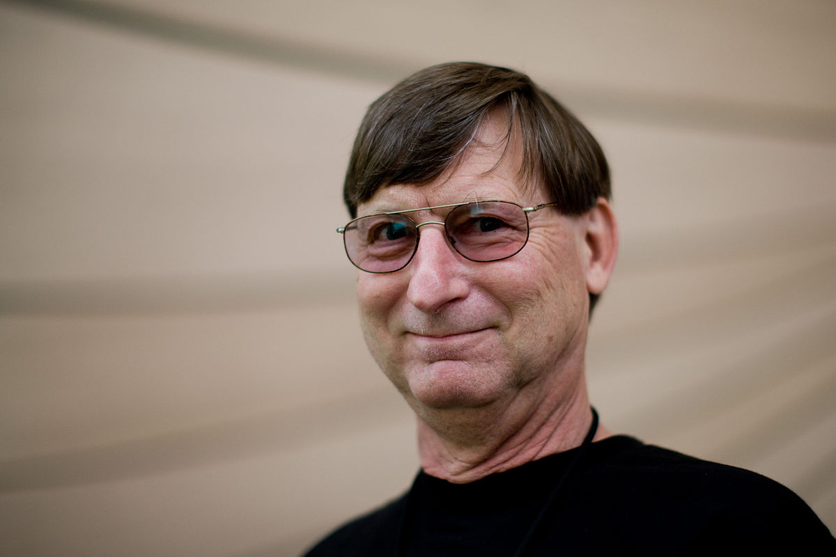 Hal Ronald Varian è un economista statunitense specializzato in microeconomia ed economia dell'informazione.