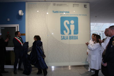 La parete scoperta nell'atrio dell'ospedale che riporta i nomi di tutti coloro che hanno donato per la Sala Ibrida              PH: aou.mo.it