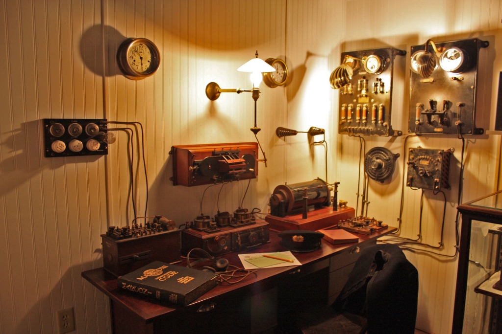 Riproduzione della cabina del marconista di bordo, PH: antiquewireless.org
