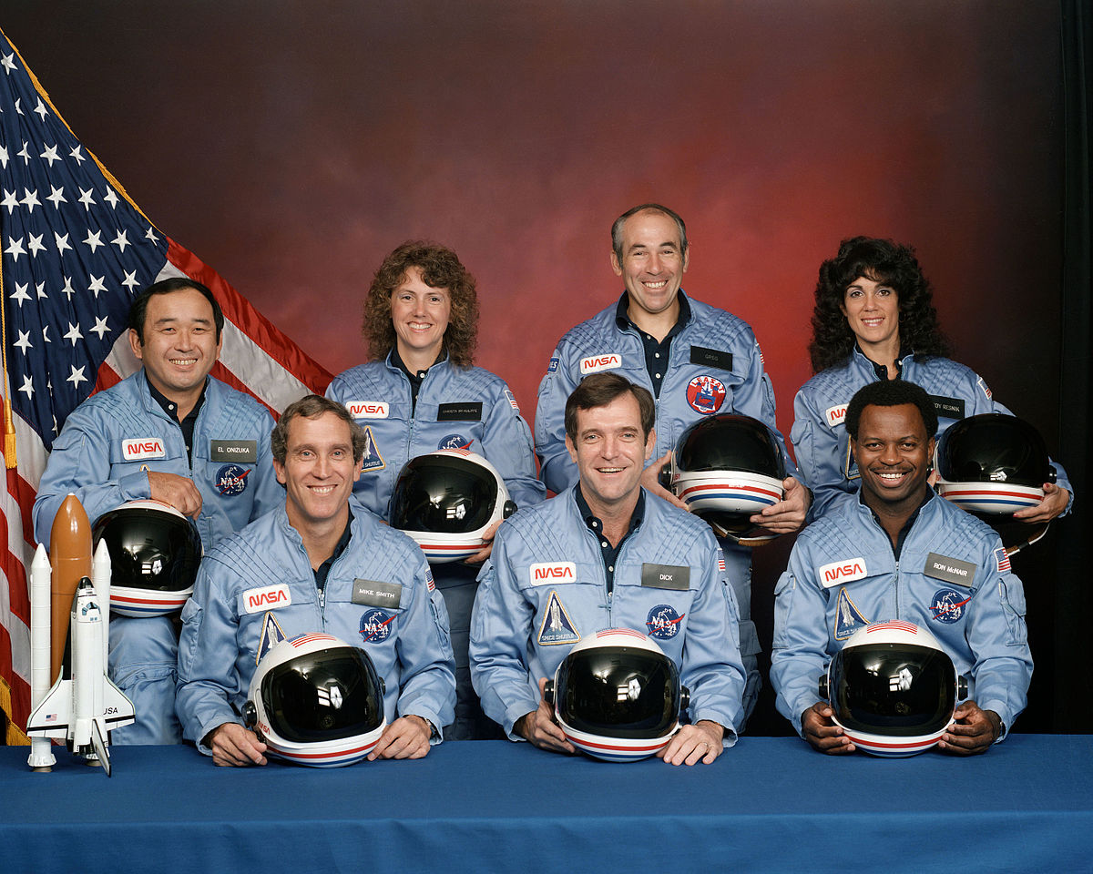 Equipaggio del STS-51-L. Prima fila da sinistra a destra: Michael John Smith, Dick Scobee e Ronald McNair. Seconda fila da sinistra a destra: Ellison Onizuka, Christa McAuliffe, Gregory Jarvis e Judith Resnik. Credits: Wikipedia.org