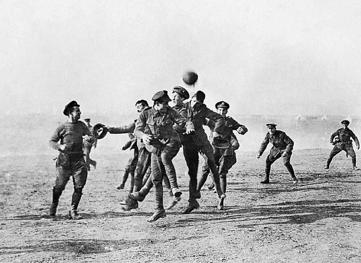 Tit-for-tat: cooperare conviene? - Armistice Day football match at Dale Barracks between german soldiers and Royal Welsh fusiliers to remember the famous Christmas Day truce between germany and Britain    PCH