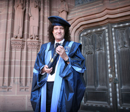 Brian May ottiene il Dottorato in Astrofisica all'età di 60 anni. Credits: www.englandunderground.com