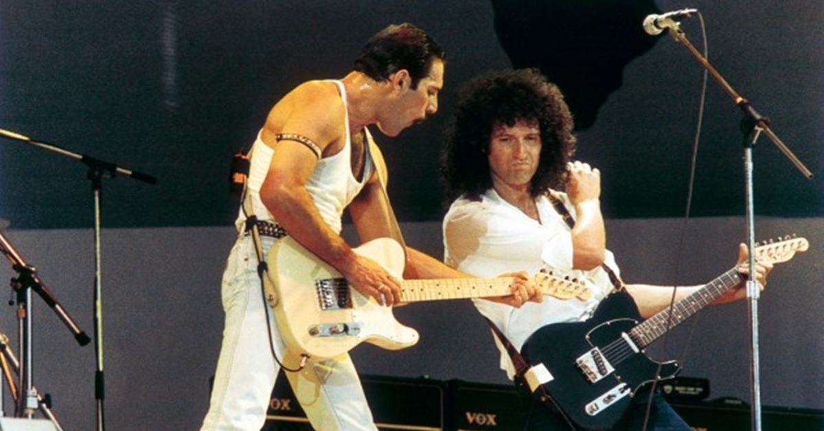 Brian e Freddie al Live Aid del 1985. Credits: http://www.gosocial.co