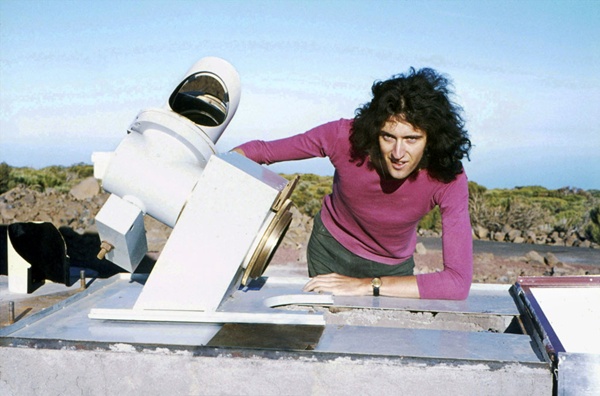 L'Osservatorio di Tenerife, nelle Isole Canarie, ha visto Brian May lavorare nel 1971 sul suo coelostato, uno strumento a specchio piatto che traccia il cielo. Credits: Brian May Archive