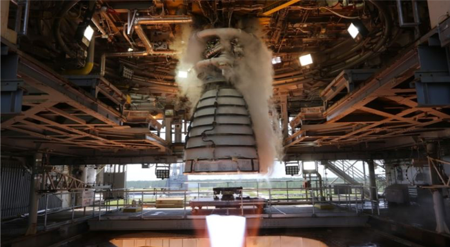 Un motore a razzo AR-22 testato su un banco di prova presso lo Stannis Space Center della NASA. Credits: darpa.mil