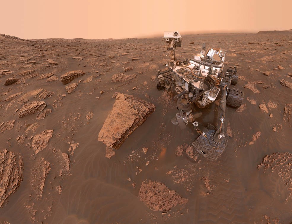 Un "selfie" di Curiosity del 15 giugno 2018. Possibile perchè Curiosity lavora ad energia nucleare, e non solare come Opportunity. Credits: NASA