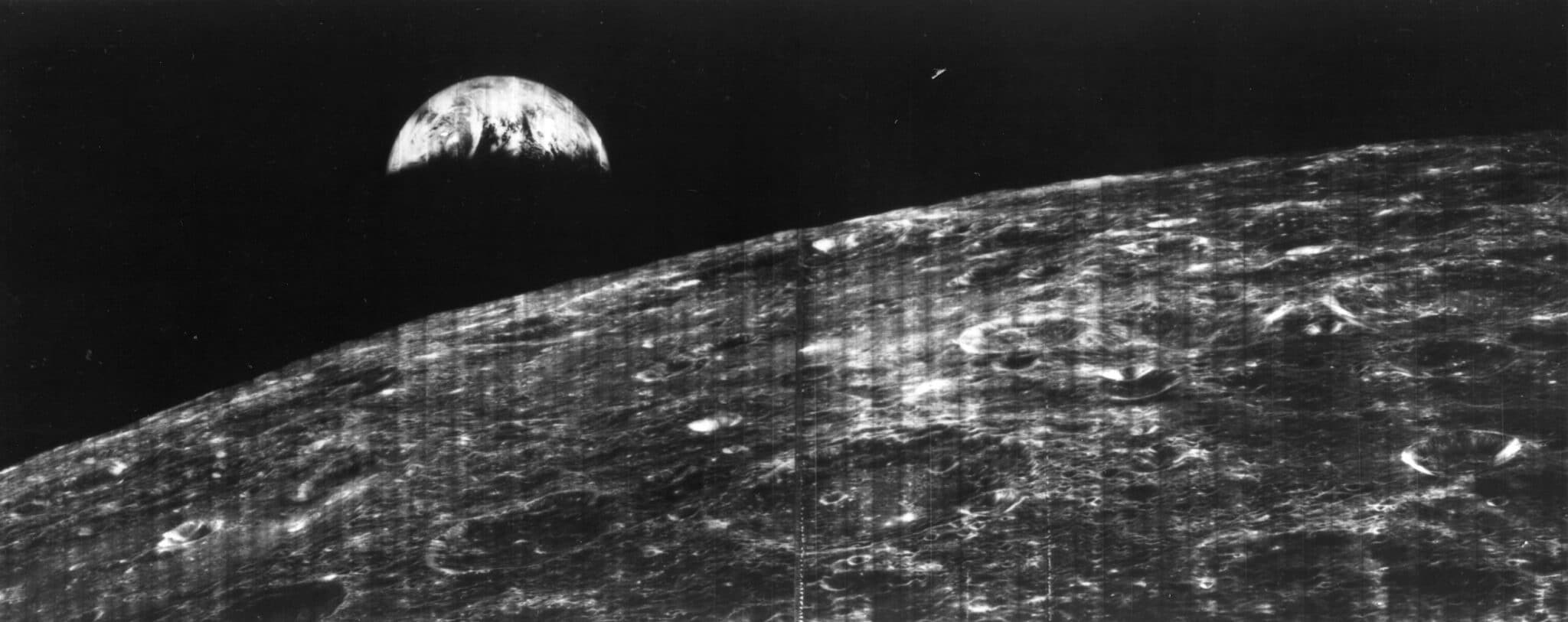 Prima foto della Terra vista dalla Luna.Crediti: www.spazio-tempo-luce-energia.it