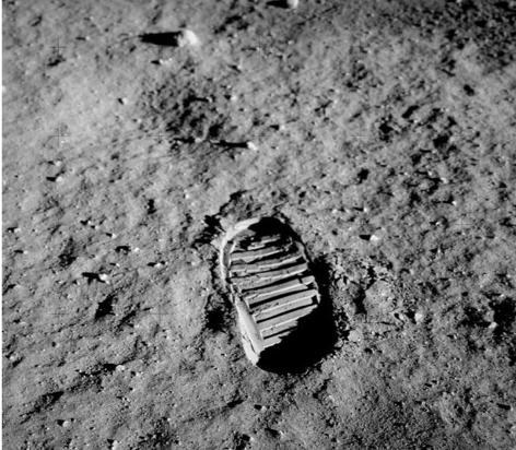 Particolare che evidenza dello strato di polvere a grana fine che ricopre il suolo lunare. Credits: nasa.gov