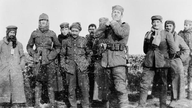 Soldati tedeschi e britannici posano insieme