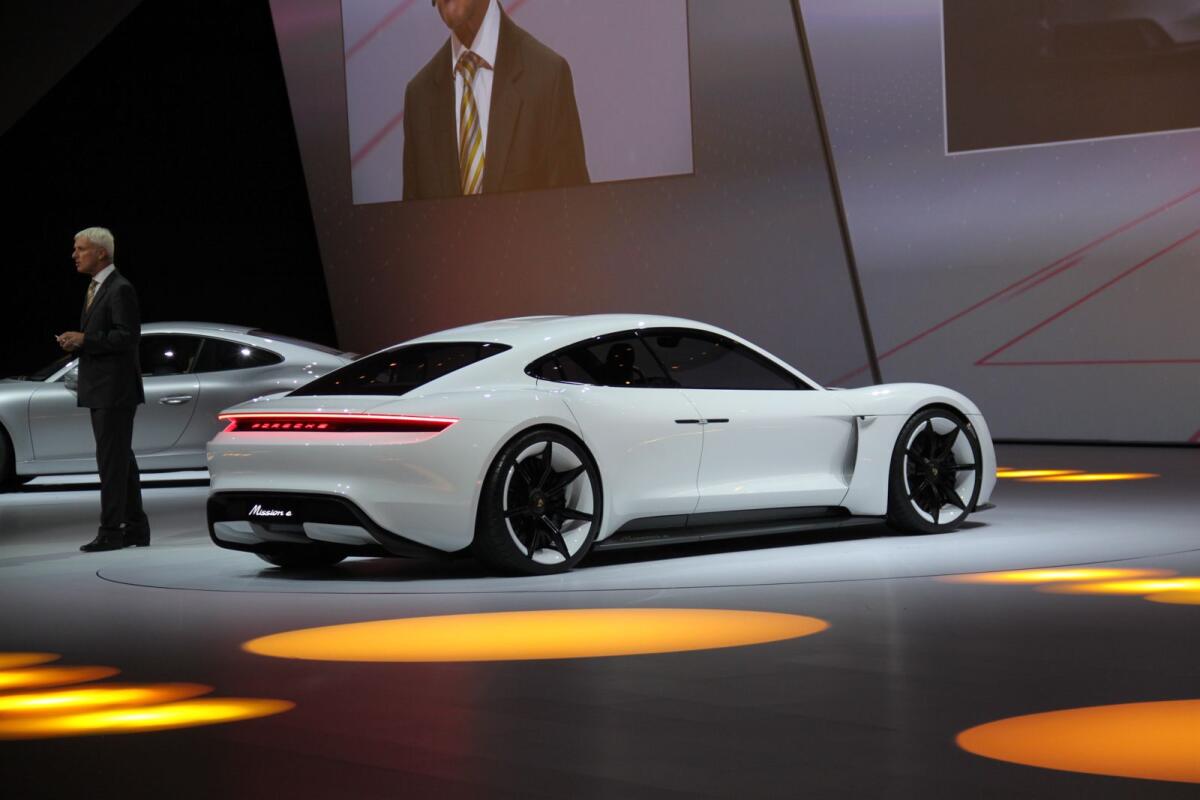 Porsche lancia la Mission E: creare l’auto che arriva dal futuro - 
